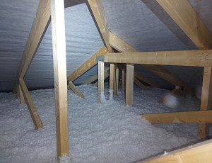 Zateplení novostavby dřevostavby typu bungalov pomocí foukané izolace